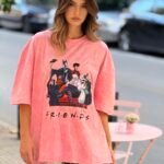 Ροζ πετροπλυμένο oversized T-shirt με τύπωμα Disney Villains, φορεμένο