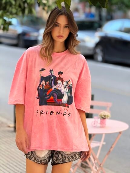 Ροζ πετροπλυμένο oversized T-shirt με τύπωμα Disney Villains, φορεμένο