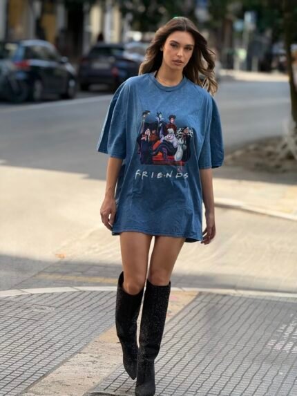 Μπλε πετροπλυμένο oversized T-shirt Disney Villains, φορεμένο